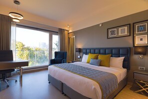 Premium-Zimmer | Zimmersafe, Schreibtisch, laptopgeeigneter Arbeitsplatz