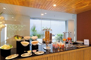 Tägliches Frühstücksbuffet gegen Gebühr
