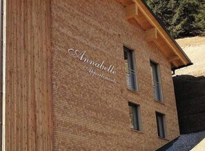 Un edificio con fachada de ladrillo y el nombre 'Annabelle'.