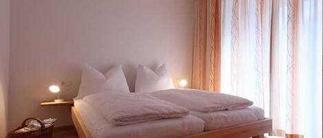 3 bedrooms, in-room safe, WiFi, bed sheets