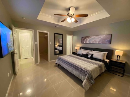 3 bedrooms, iron/ironing board, WiFi, bed sheets. Cozy 3BR 2BA Longhorn Creek Retreat Near JW Marriott with Fenced Yard