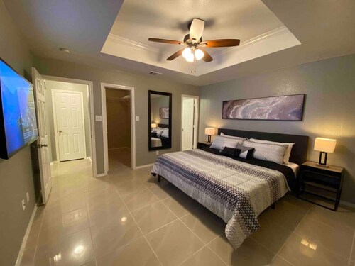 Cozy 3BR 2BA Longhorn Creek Retreat Near JW Marriott with Fenced Yard
