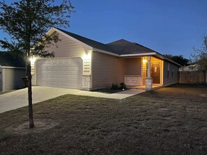 Exterior - 3 bedroom 2bath by JW Marriott 281 TPC fenced yard (San Antonio)