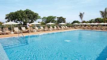 4 outdoor pools, pool loungers