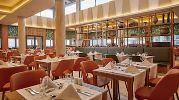 Bao gồm bữa sáng đầy đủ hàng ngày