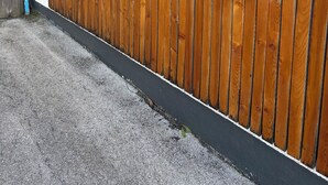 Una valla de madera con una cámara de seguridad.