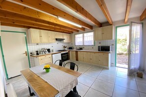 Køleskab, mikrobølgeovn, ovn, kogeplade