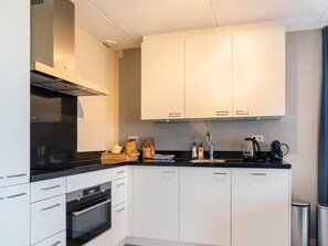 Kühlschrank, Mikrowelle, Herdplatte, Geschirrspüler