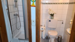 ヘアドライヤー、タオル、石鹸、トイレットペーパー