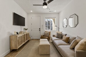 Condo, 3 quartos | Área de estar | TV de tela plana 36 polegadas com canais digitais, smart TV