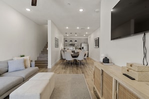 Apartment, 3 Schlafzimmer | Wohnbereich | 36-Zoll-Flachbildfernseher mit Digitalempfang, Smart-TV