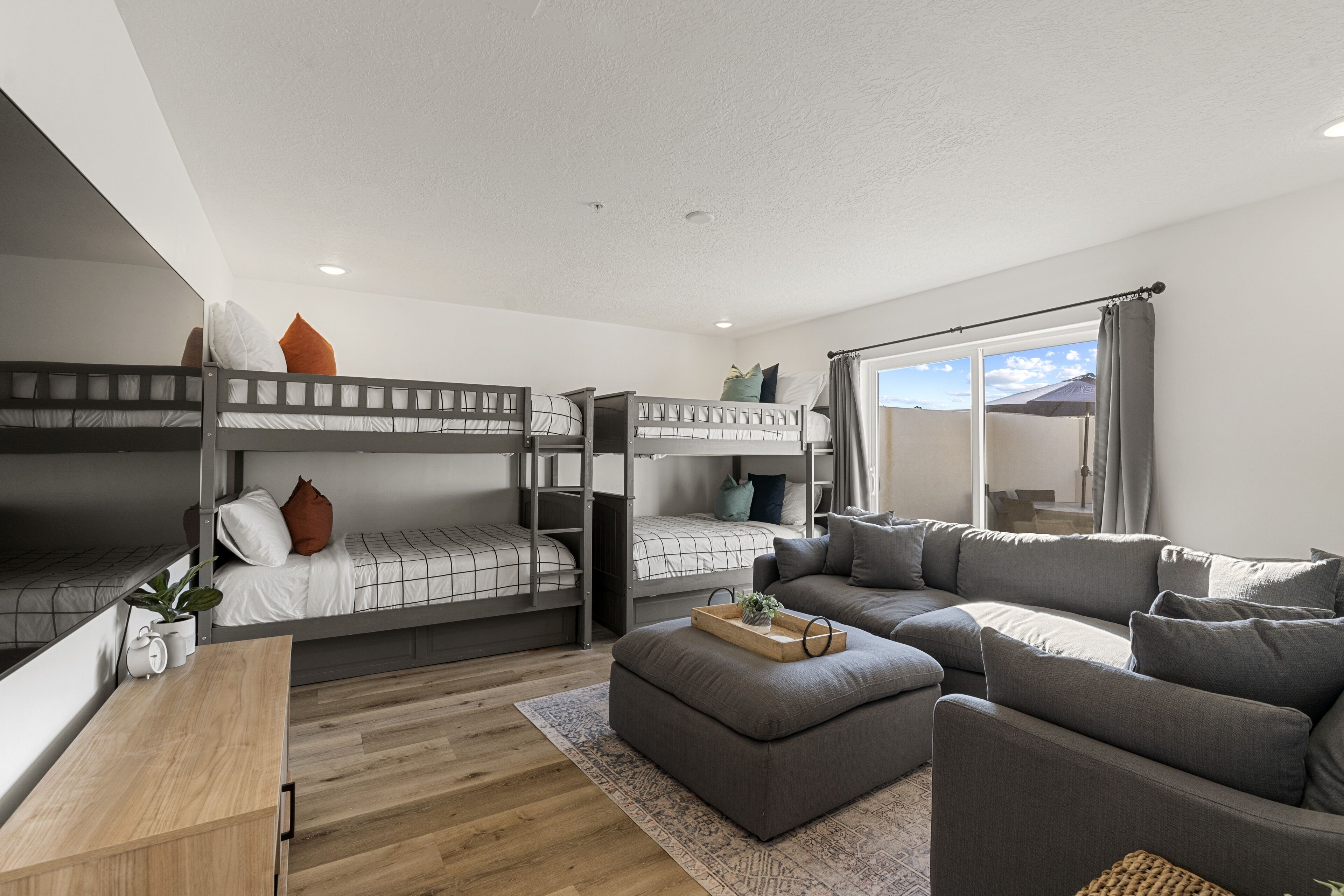 Leilighet, 3 soverom | Skrivebord for bærbar PC, strykejern/-brett og barnesenger