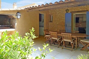 Outdoor dining - holiday home in Puyméras with garden (Puyméras)