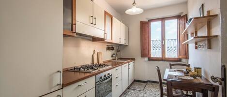 Een koelkast, een oven, een kookplaat, een vaatwasser