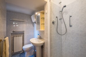 Een douche, een haardroger, handdoeken