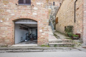 Property grounds - Holiday Apartment "La Zia Marisa" with Shared Terrace & Wi-Fi (MONTEPULCIANO)