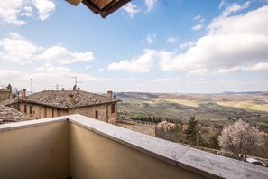Property grounds - Holiday Apartment "La Zia Marisa" with Shared Terrace & Wi-Fi (MONTEPULCIANO)