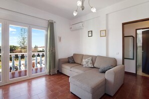 TV - Apartment 'Andar de Moradia' with Sea View, Balcony, Shared Pool & Wi-Fi (Vila Nova de Cacela)