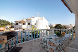 Outdoor dining - Apartment 'Andar de Moradia' with Sea View, Balcony, Shared Pool & Wi-Fi (Vila Nova de Cacela)