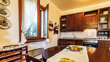 Kjøleskap, ovn, kokeplater og kjøkkenutstyr