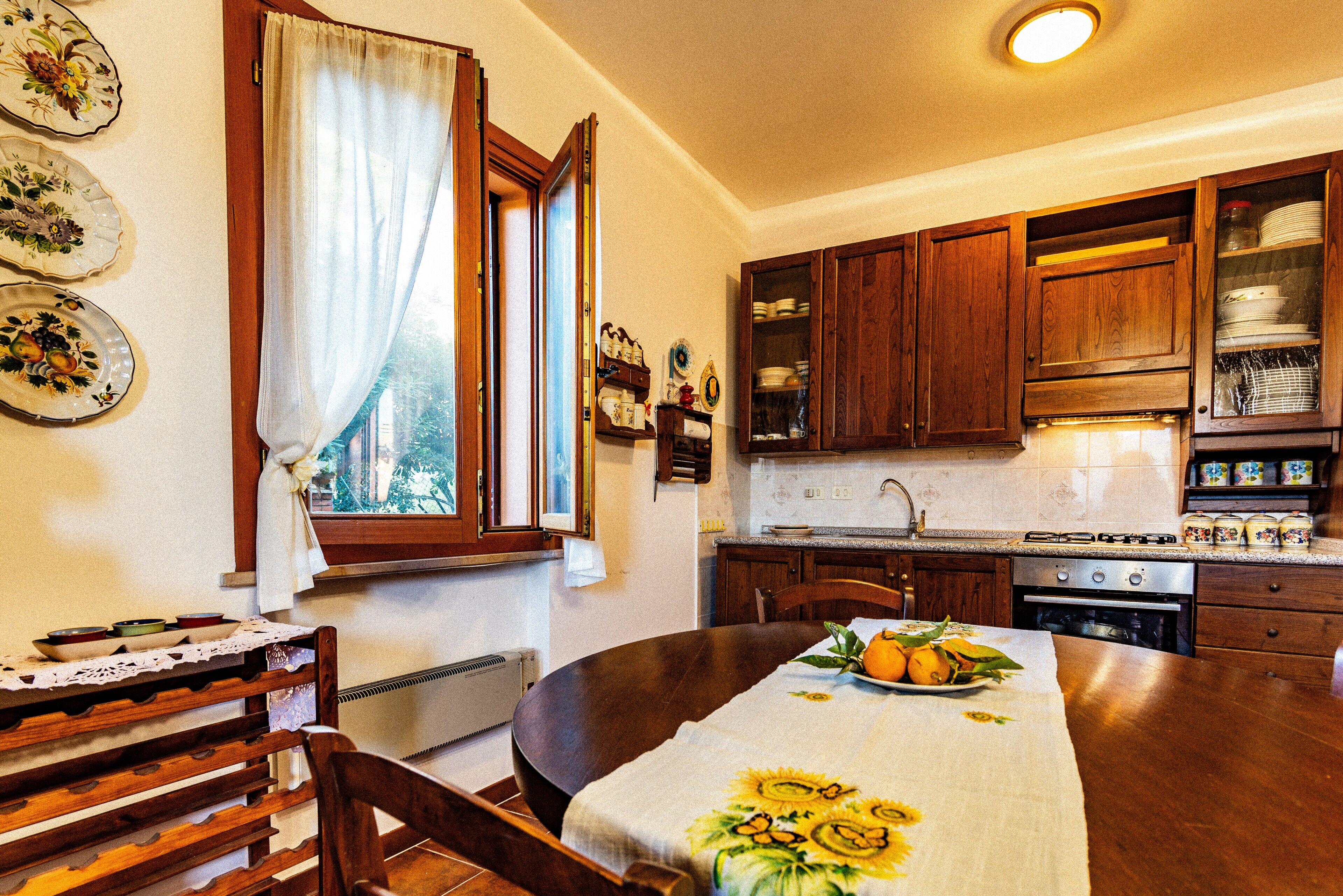 Køleskab, ovn, kogeplade, køkkentøj/tallerkener/redskaber