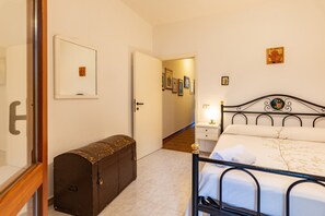 2 bedrooms, bed sheets - Apartment 'Il Porto' Near the Beach with Balcony, Terrace & Garden (Porto Azzurro)