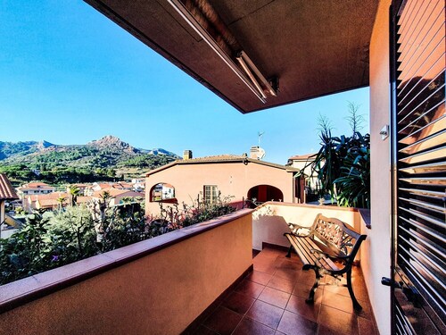 Apartment 'Il Porto' Near the Beach with Balcony, Terrace & Garden