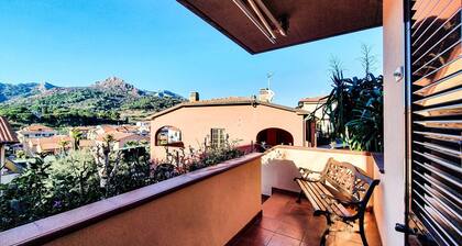 Apartment 'Il Porto' Near the Beach with Balcony, Terrace & Garden