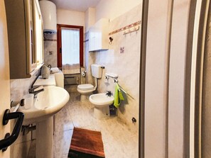 Shower, towels - Apartment 'Il Porto' Near the Beach with Balcony, Terrace & Garden (Porto Azzurro)