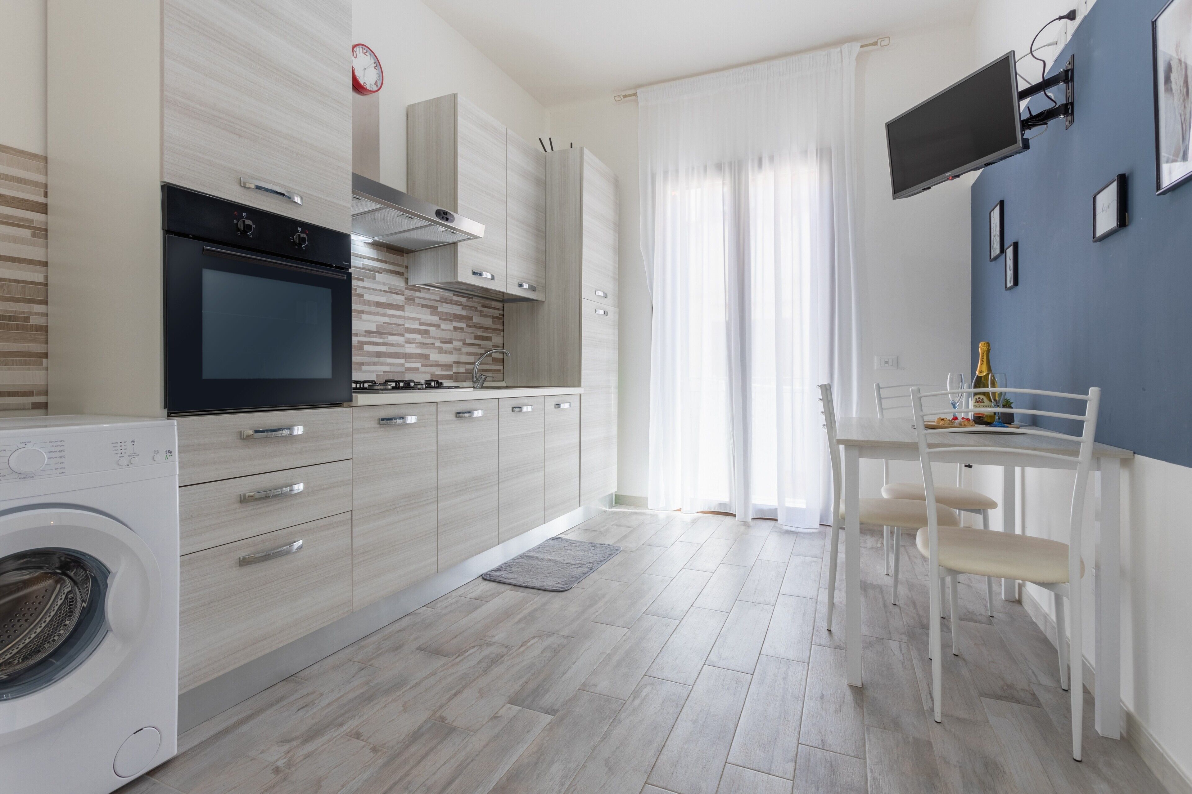 Kühlschrank, Ofen, Herdplatte, Wasserkocher mit Kaffee-/Teezubehör