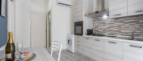 Réfrigérateur, four, plaque de cuisson, cafetière/bouilloire