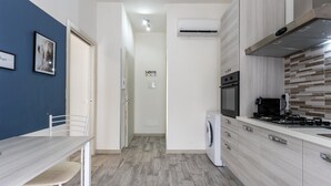 Cocina compacta con comedor, lavadora y un cartel que dice 'LOVE'.