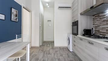 Fridge, oven, stovetop, coffee/tea maker