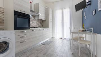 Réfrigérateur, four, plaque de cuisson, cafetière/bouilloire