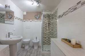 Ducha, secador de pelo, toallas