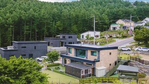 Un quartier résidentiel moderne avec des maisons contemporaines, un café et une route.