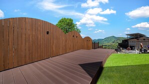 Une clôture en bois avec une rampe menant à un bâtiment sur lequel on peut lire l’inscription « Dunkin’ House ».