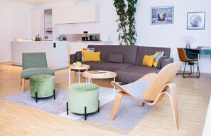 Smart TV, books - Serviced Apartment w/ Parking 3A (Saint-Josse-ten-Noode)