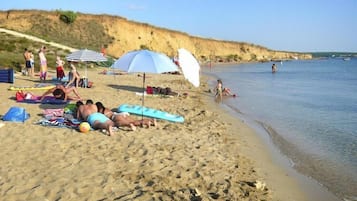 Una spiaggia nelle vicinanze