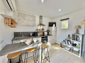 Fridge, oven, stovetop, dishwasher