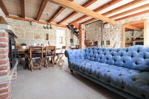 Smart-tv, eldstad och ett bordtennisbord