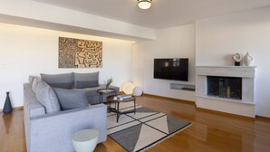 Een moderne woonkamer met een bank, salontafel en televisie.
