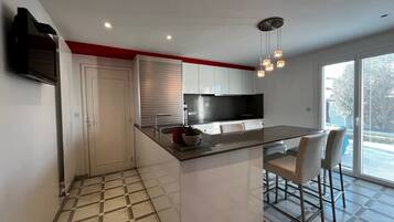 Fridge, microwave, oven, stovetop