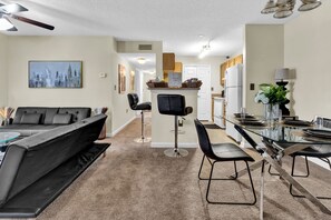 Living area - Downtown Atl hideaway with electric fireplace & free parking (Atlanta)