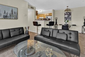 Living area - Downtown Atl hideaway with electric fireplace & free parking (Atlanta)