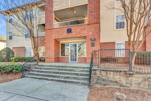 Exterior - Downtown Atl hideaway with electric fireplace & free parking (Atlanta)