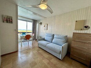 TV - Cozy Studio with Marina View, Pool & Parking - Steps from Beach, St. Cyprien (Saint-Cyprien)