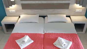 Eenvoudige studio, 2 eenpersoonsbedden | Een strijkplank/strijkijzer, gratis wifi, beddengoed