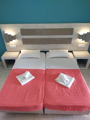 Tabla de planchar con plancha, wifi gratis y ropa de cama 