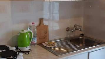 Frigobar, utensilios de cocina, servilletas de papel